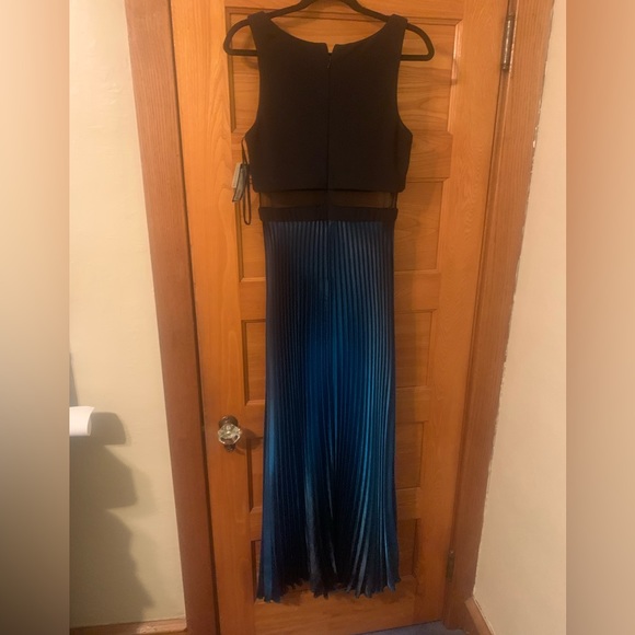 Betsy & Adam Size 10 - Black/Blue Ombré/Mesh Pleated Gown - Picture 3 of 3